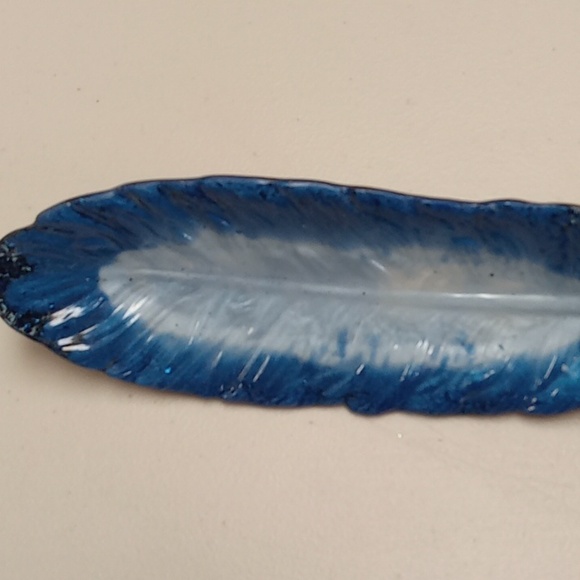 Handcrafted resin feather trinket tray - Picture 4 of 4